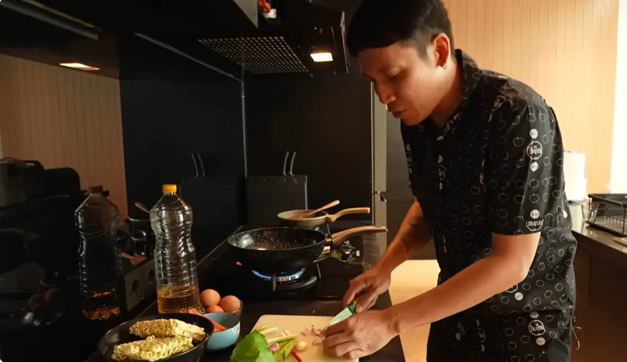 Desta mengaku, menerapkan caranya saat masih menjadi anak kost. Mulai dari memotong bawang merah, bawang putih, dan kemudian di tumis.  [Youtube/Trio Strong Family]