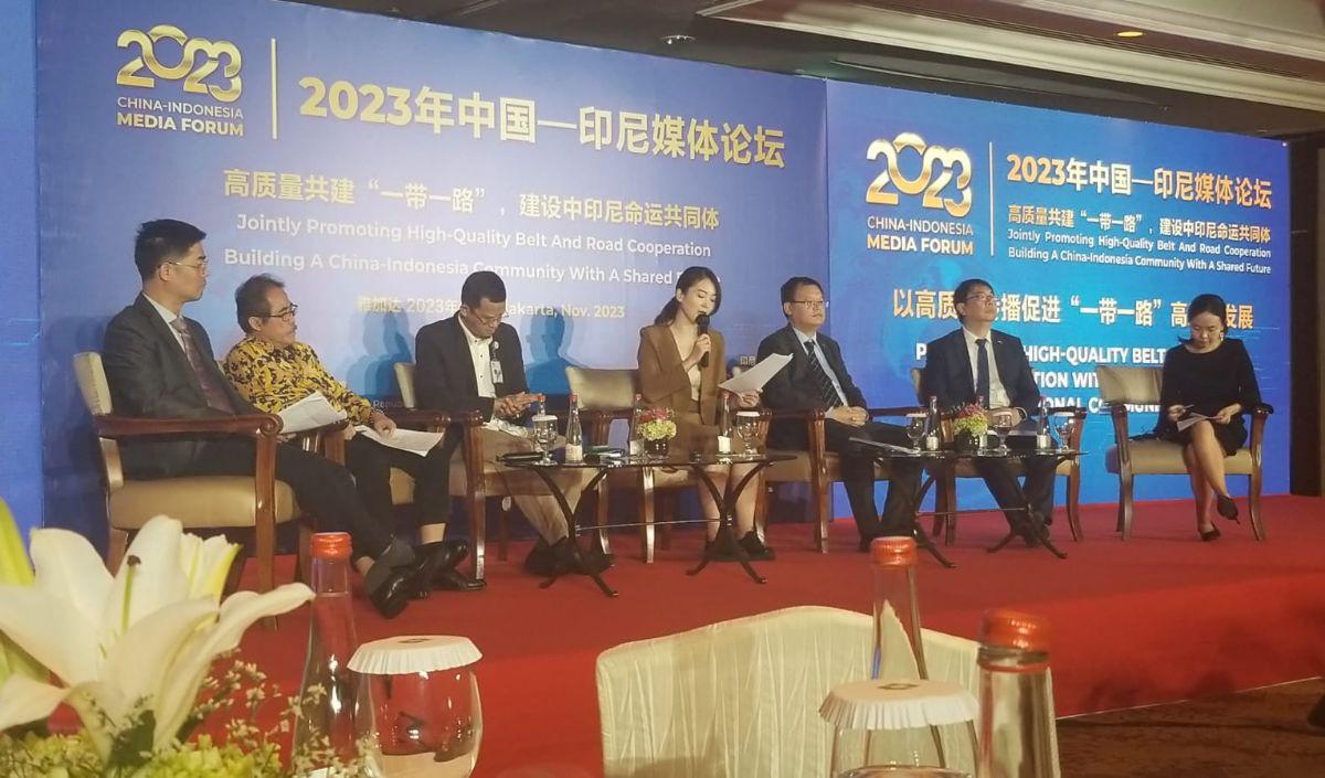 "Dalam 20 bulan terakhir Presiden Ji Xinping dan Presiden Jokowi berkali-kali bertemu. Ini menandai puncak hubungan bilateral kita sejak Ji Xinping meletakkan fondasi baru hubungan Indonesia-Tiongkok yang lebih erat,"&nbsp;