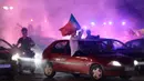 Nyala suar turut meramaikan konvoi yang dilakukan oleh para fans Portugal di Kota Paris, Prancis. (Bola.com/Vitalis Yogi Trisna)