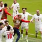 Para pemain Timnas Inggris tumpah ruah di lapangan saat merayakan gol yang dicetak oleh Raheem Sterling gol ke gawang Jerman pada babak 16 besar Euro 2020 di Stadion Wembley, Selasa (29/7/2021). (Matthew Childs/Pool via AP)