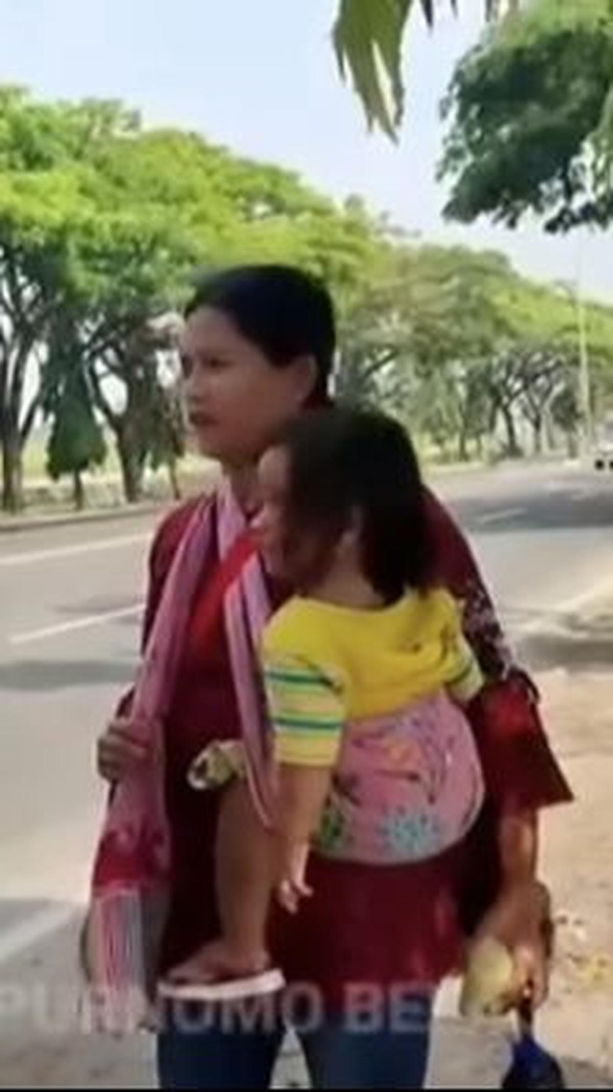 Ibu Gendong Anak Jalan Kaki<br>