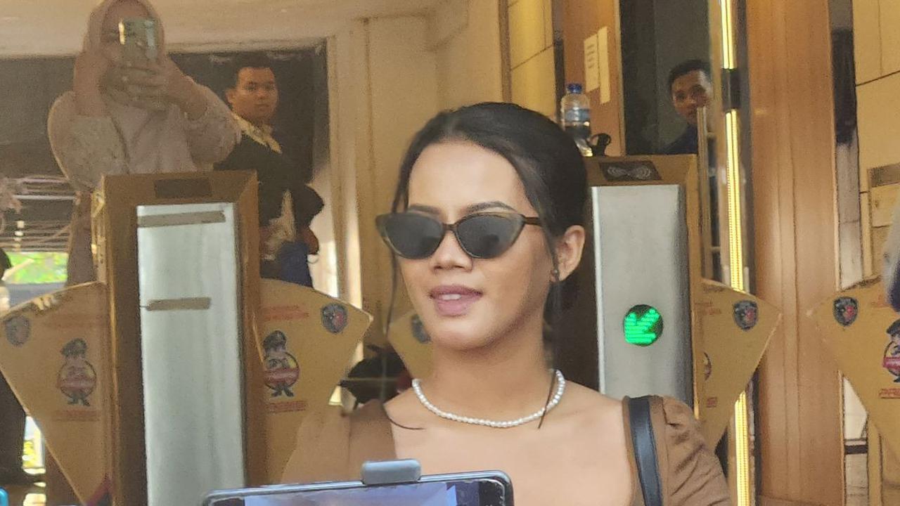 Adapun, kata Ade Safri, pemeriksaan kepada Siskaeee dimaksudkan untuk nantinya dilakukan gelar perkara setelah penyidik meminta keterangan kepada enam saksi ahli Pidana, ITE, dan Pornografi. <br>
