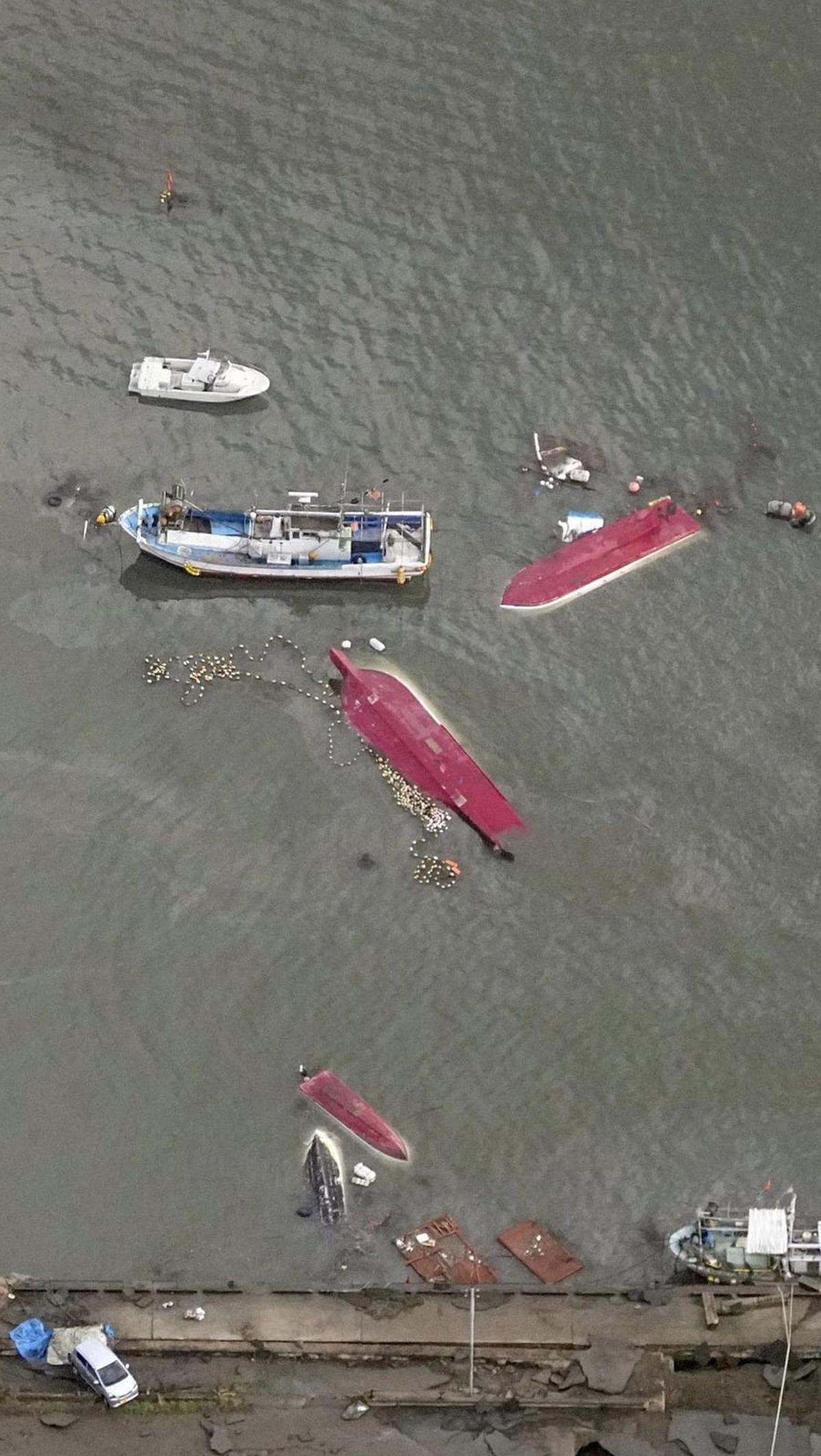 Sedangkan beberapa perahu tampak terbalik setelah terdampak guncangan gempa.&nbsp;