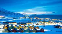 Masyarakat Svalbard menantikan cahaya matahari pertama setiap tahunnya di bulan Maret. (foto : Bas van Oort, bbc.com)