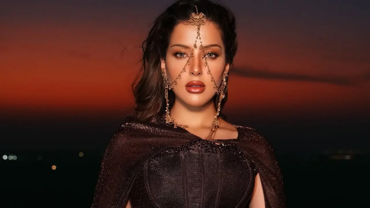 Pesona Tasya Farasya Bak Putri Dubai, Berpose di Padang Pasir Kenakan Gaun Elegan dan Face Chain