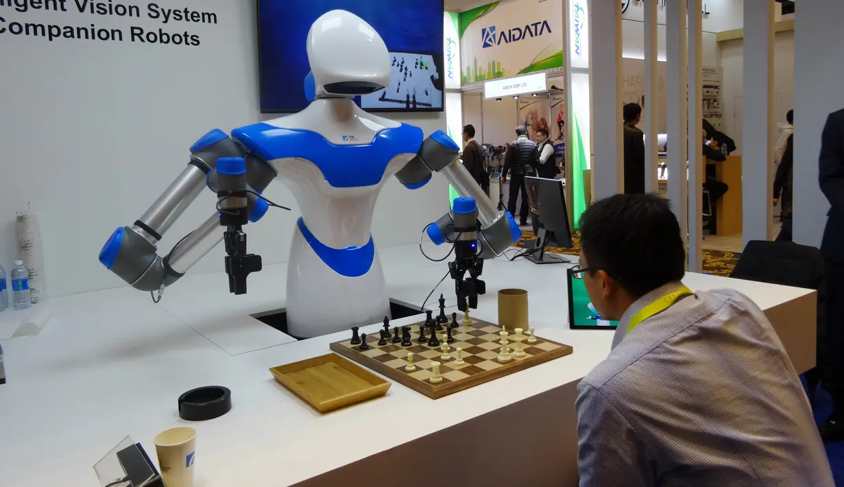 Sebuah robot yang dikembangkan oleh para insinyur Taiwan bermain catur dengan pengunjung dalam pameran Consumer Electronic Show (CES) 2017 di Las Vegas, AS (8/1). (AFP/Rob Lever)