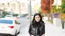 Punya penampilan yang stylish, ibu tiga anak yang saat ini sudah berusia 32 tahun ini menuai banyak pujian dari netizen di kolom komentar Instagramnya. Sudah kepala tiga, gayanya pun tidak kalah dengan anak ABG. (Liputan6.com/IG/@nissyaa)