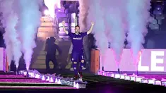 Gelandang baru Fiorentina, Franck Ribery mengacungkan jempolnya saat menyapa fans selama perkenalan resmi dirinya di Florence, Italia (22/8/2019). Pemain asal Prancis ini resmi dikontrak Fiorentina selama dua musim. (AP Photo/Claudio Giovannini)