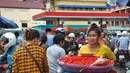 Seorang wanita mendorong troli penuh limau dan cabai di sebuah pasar di Phnom Penh (24/7/2020). Ibu kota Kamboja ini dipenuhi pasar baik besar maupun kecil. (AFP/Tang Chhin Sothy)