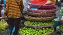 Seorang wanita mendorong troli penuh limau dan cabai di sebuah pasar di Phnom Penh (24/7/2020). Ibu kota Kamboja ini dipenuhi pasar baik besar maupun kecil. (AFP/Tang Chhin Sothy)