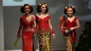 Ketiganya nampak terlihan bangga dan senang mengenakan desain busana karya Anne Avantie ternama. (Andy Masela/Bintang.com)