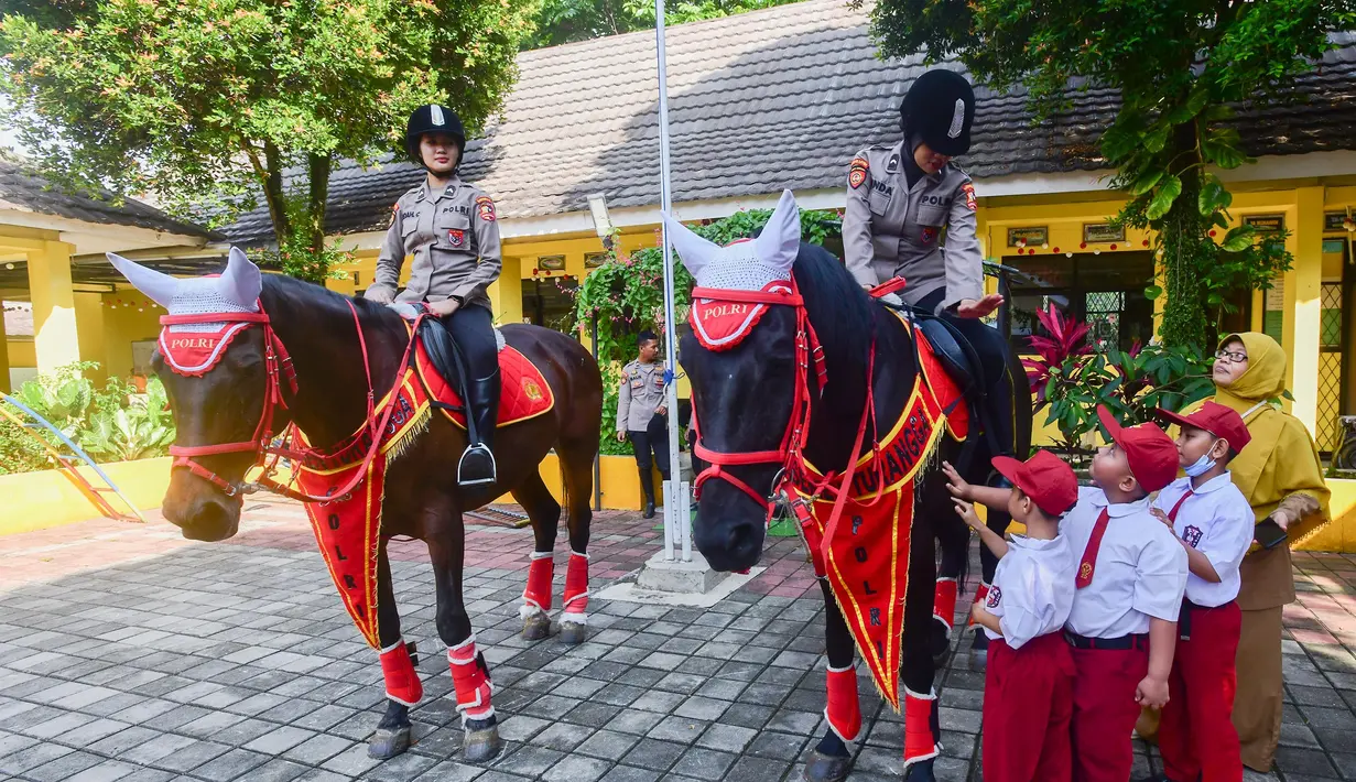Direktorat Polisi Satwa (Ditpolsatwa) di bawah Koorsabhara Baharkam Polri menyelenggarakan kegiatan edukasi kepada siswa Sekolah Luar Biasa Negeri (SLBN) di Kota Depok, Jawa Barat, Senin (2/6/2025). (merdeka.com/Arie Basuki)