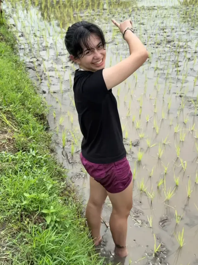 Potret Keseruan Sintya Marisca Tanam Padi di Sawah
