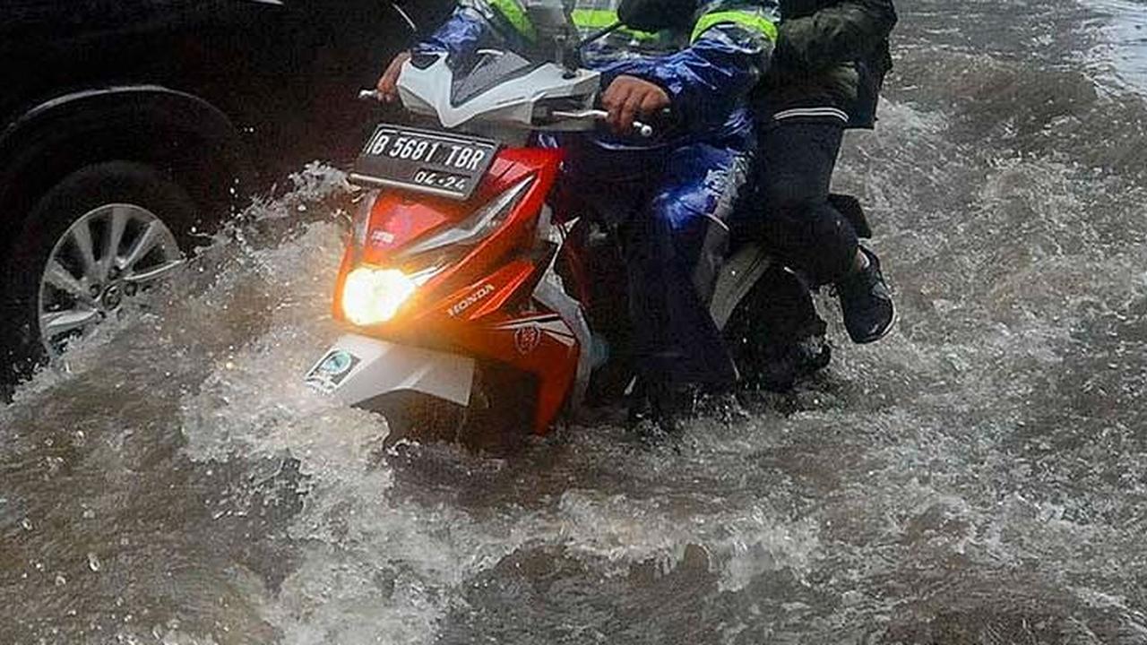 FOTO: Penampakan Banjir Rendam Jalan Kemang Raya, Lalu Lintas Tersendat