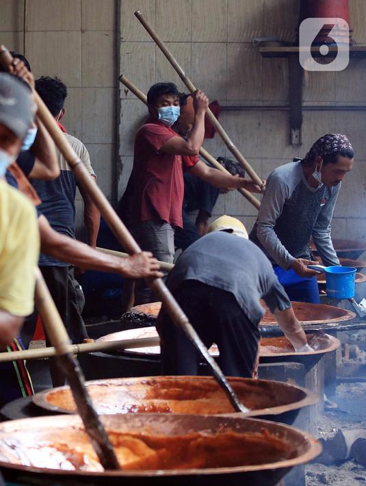 Kesibukan pekerja mengaduk adonan dodol di Pabrik Nyonya Lauw di Jalan Lio Baru Kecamatan Neglasari, Tangerang, Banten, Selasa (26/1/2021). Jelang Tahun Baru Imlek pada 12 Februari mendatang, permintaan dodol dan kue keranjang meningkat menjadi dua kali lipat. (Liputan6.com/Johan Tallo)