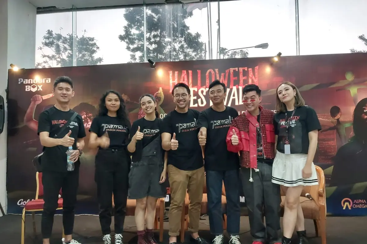 Yasamin sempat terjatuh saat menikmati wahana horror karena dikejar Zombie