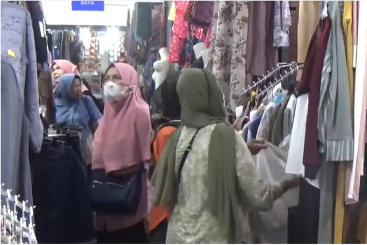 Warga Semarang Berburu Baju Muslim dan Lebaran di Pasar Johar