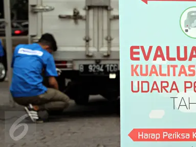 Petugas melakukan uji emisi pada kendaaan roda empat yang melintas di Jalan Proklamasi, Jakarta, Selasa (6/10/2015). Uji emisi gratis tersebut bertujuan untuk mengevaluasi kualitas udara perkotaan. (Liputan6.com/Immanuel Antonius)