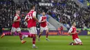 Pemain Arsenal, Gabriel Martinelli (kanan) merayakan gol ke gawang Leicester City bersama rekannya pada laga pekan ke-25 Liga Inggris 2022/2023 di King Power Stadium, Sabtu (25/02/2023). Laga berakhir dengan kemenangan 1-0 Arsenal. (AP Photo/John Super)