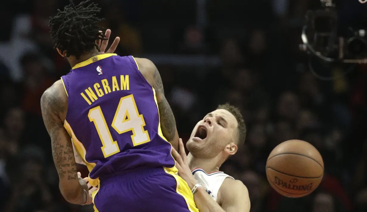 Pemain Lakers, Brandon Ingram melakukan pelanggaran terhadap pemain Clippers, Blake Griffin pada laga NBA basketball games di Staples Center, Los Angeles, California, (27/11/2017). Clippers menang atas Lakers 120-115.  (AP/Jae C. Hong)