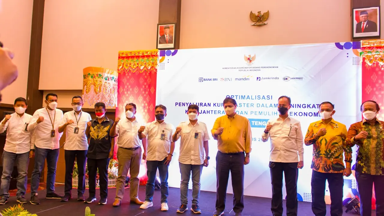 Penyerahan bantuan sosial sembako disaksikan oleh Menteri Koordinator Perekonomian, Airlangga Hartanto dan diberikan langsung oleh Pimpinan Wilayah VII Askrindo, Ardian Brahmana kepada Gubernur Sulawesi Tengah Rusdy Mastura.