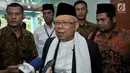 Calon Wakil Presiden dari nomor urut 01 KH Ma'ruf Amin memberikan keterangan kepada awak media saat tiba untuk memimpin rapat rutin bersama petinggi dan anggota MUI di Jakarta, Selasa (13/11).(Merdeka.com/Iqbal S. Nugroho)