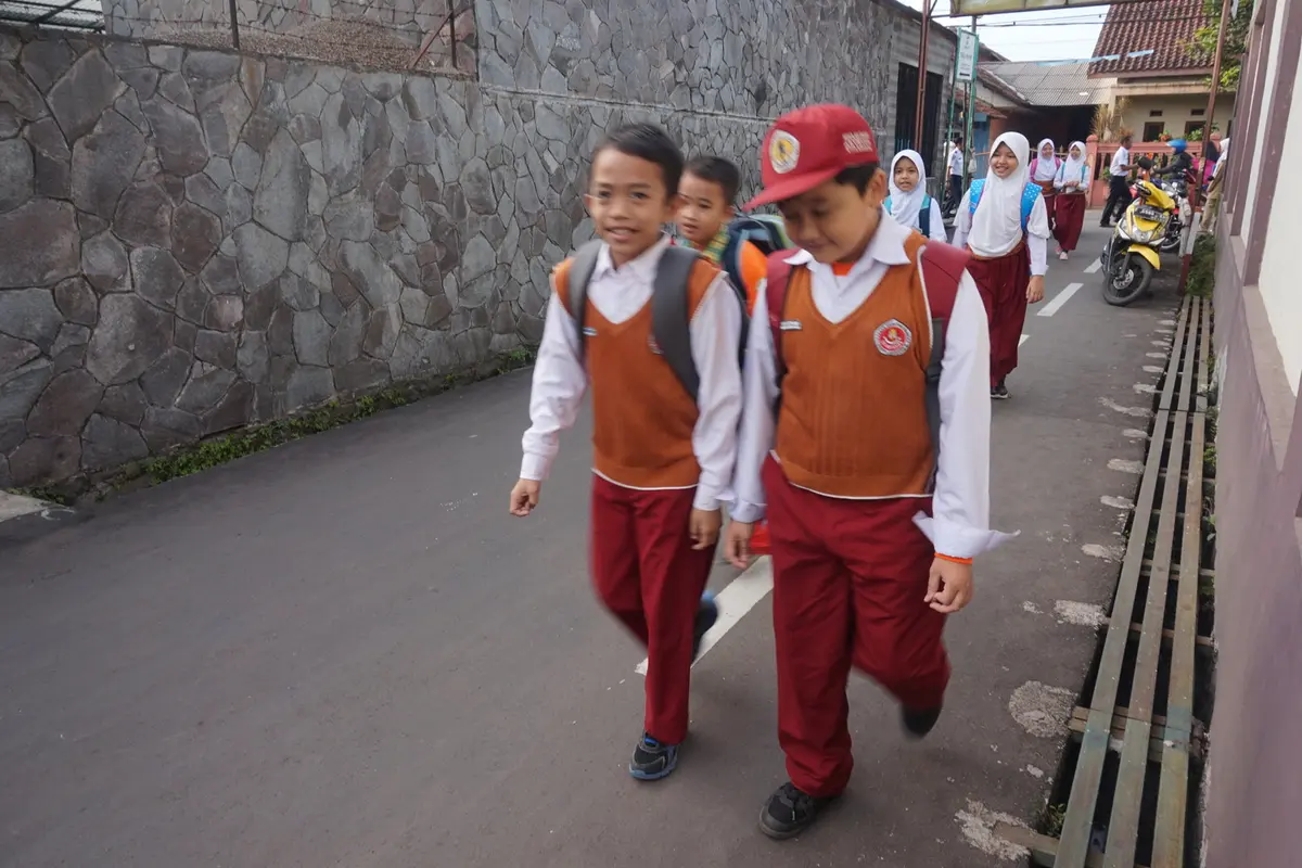 Ingin Gembira Ke Sekolah, Jalan Kaki Saja