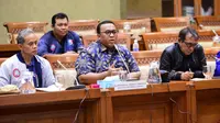 Aksi Buruh yang tergabung dalam KSPSI saat menjalankan aksi di depan gedung DPR RI