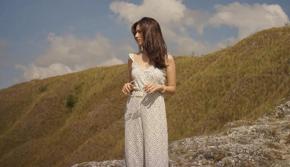 Kita juga bisa memilih tank top jumpsuit untuk gaya stylish yang praktis. (Foto: Instagram @danniasalsabilla)