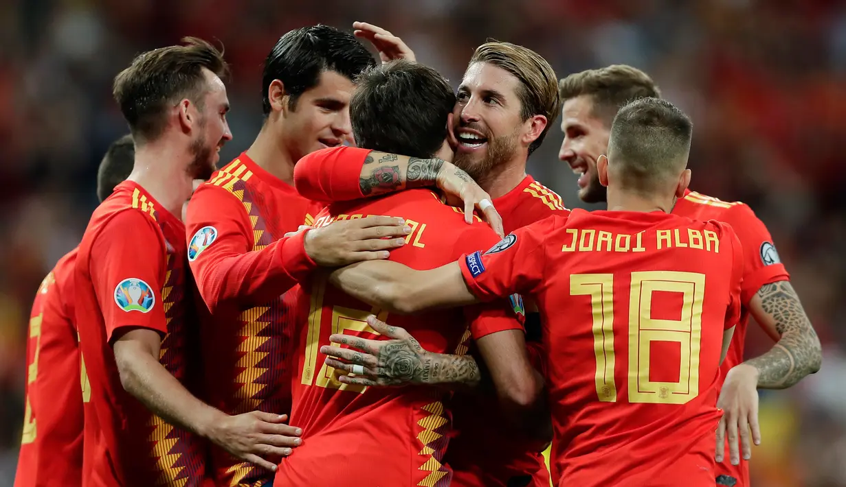 Penyerang Spanyol Mikel Oyarzabal (depan tengah) memeluk rekan-rekannya usai mencetak gol ke gawang Swedia dalam laga kualifikasi Grup F Piala Eropa 2020 di Stadion Santiago Bernabeu, Madrid, Senin (10/6/2019). Spanyol membantai Swedia 3-0. (AP Photo/Manu Fernandez)