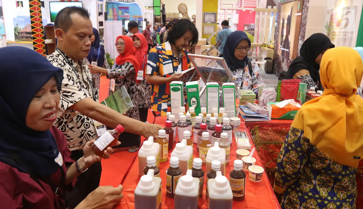 Pengunjung melihat produk yang dipamerkan dalam Apkasi Otonomi Expo (AOE) di JCC Jakarta, Rabu (3/7/2019). Selain memamerkan produk unggulan daerah, AOE 2019 juga menjadi jembatan bagi Pemkab dan para investor untuk membuka jalan usaha. (Liputan6.com/Angga Yuniar)