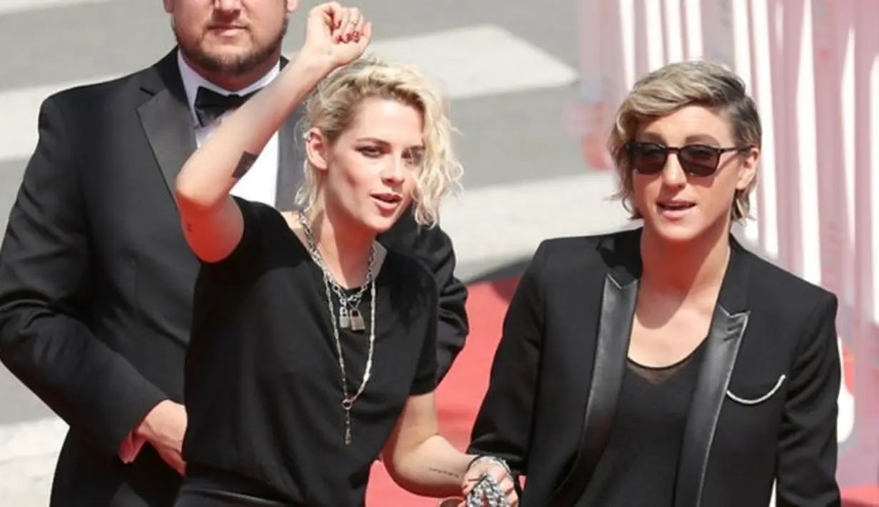 Terlebih lagi, Kristen Stewart mulai blak-blakan tentang hubungan asmaranya. Bahkan, mantan kekasih Robert Pattinson ini mengungkapkan rasa cinta nya pada Alicia Cargile. (Dailymail/Bintang.com)