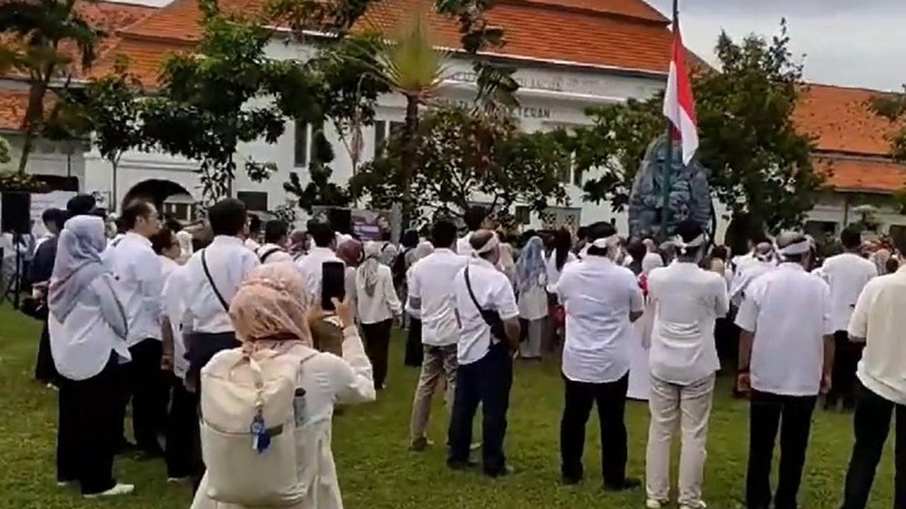 Civitas akademika FK Unair melakukan demo di kampus memprotes pencopotan Budi Santoso sebagai dekan. (Foto: Liputan6 pagi)