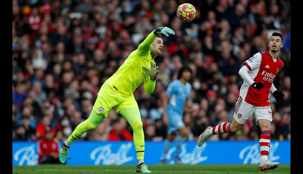 Kiper dengan kemampuan umpan jauh terbaik di Liga Inggris saat ini adalah Ederson dari Manchester City. Ia telah menyelesaikan 206 umpan panjang sukses dari 291 percobaan, sehingga mencapai efisiensi sebesar 70,8%. (AFP/Adrian Dennis)