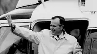 Foto file 19 November 1992, Presiden AS George Bush melambaikan tangan saat menaiki Marine One untuk berakhir pekan di retret kepresidenan di Camp David, Maryland. Bush Senior meninggal dunia pada Jumat waktu setempat di usia 94 tahun. (Luke FRAZZA / AFP)