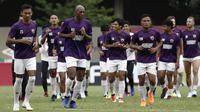 Pemain PSM Makassar, Alesandro Ferreira, bersama rekan-rekannya melakukan pemanasan saat latihan di Stadion PTIK, Jakarta, Minggu (2/12). Latihan ini persiapan jelang laga Liga 1 melawan Bhayangkara FC. (Bola.com/Yoppy Renato)