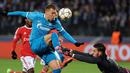 Pemain Zenit, Artem Dzyuba  gagal mencetak gol setelah dihalangi kiper Benfica, Ederson pada leg kedua 16 besar Liga Champions di Stadion Petrovsky, St. Petersburg, Kamis (10/3/2016) dini hari WIB. (AFP/Olga Maltseva)