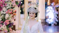 Paras cantik Hana di hari pernikahannya. Acara pernikahan Hana dan Randy di gelar di Bogor Jawa Barat. [Instagram/azter.art]