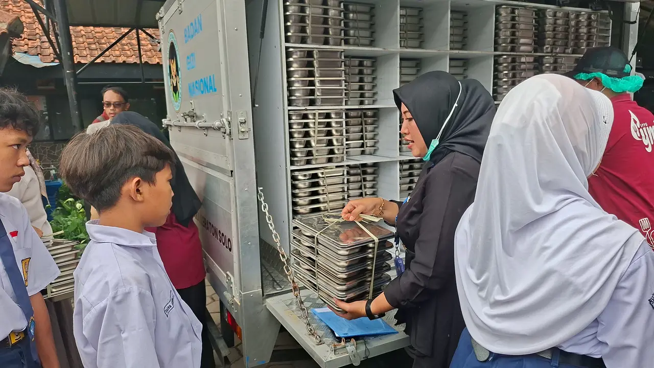 Program Makan Bergizi Gratis (MBG) di SMPN 01 Tamansari, Bogor, Jawa Barat (Liputan6.com/Winda Nelfira)