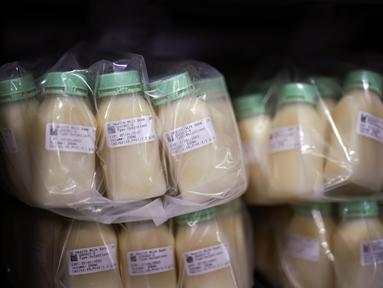 Botol berisi ASI donor yang dipasteurisasi disimpan di lemari es di University of California Health Milk Bank, San Diego, Jumat (13/5/2022). Kelangkaan susu formula bayi di Amerika Serikat telah memicu gelombang minat di kalangan ibu yang ingin menyumbangkan ASI untuk membantu menjembatani kesenjangan pasokan serta mereka yang ingin bayi mereka tetap makan. (AP Photo/Gregory Bull)