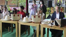 (Dari kiri ke kanan) Ibu Negara Indonesia Iriana Joko Widodo, Ibu Negara China Peng Liyuan, Istri Perdana Menteri Spanyol Maria Begona Gomez Fernandez, dan Heiko von der Leyen Suami Komisi Eropa Ursula von der Leyen menghadiri rangkaian kegiatan Konferensi Tingkat Tinggi (KTT) G20 di Sofitel Bali Nusa Dua Beach Resort, Nusa Dua, Bali, Indonesia, Selasa (15/11/2022). Selama rangkaian kegiatan berlangsung para pendamping didampingi oleh Wakil Menteri Pariwisata dan Ekonomi Kreatif Ibu Angela Herliani Tanoesoedibjo serta Staf Ahli Bidang Sosial Budaya dan Pemberdayaan Masyarakat Indonesia di Luar Negeri Kementerian Luar Negeri Ibu Siti Nugraha Mauludiah. (AP Photo/Firdia Lisnawati via Pool)