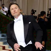 Kehadiran Elon Musk di Met Gala 2022 ini tentunya menjadi atensi. Pasalnya orang terkaya di dunia versi Forbes ini baru saja membeli Twitter seharga USD44 Miliar. (Instagram/the.thinkings).