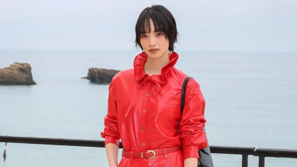 Nana Komatsu tampil edgy dalam dress merah bertekstur dengan siluet ringan, memadukan girly dan cool attitude. A$AP Rocky mencuri perhatian dengan layering smart-casual: jaket suede beige dipadu kemeja merah bold dan celana tailored, dilengkapi tas Chanel pink statement yang playful sekaligus sentimental. [Dok/Chanel].