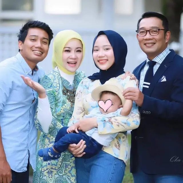 Ikhaskan Eril, Ini 6 Potret Hangat Keluarga Ridwan Kamil dan Atalia Praratya