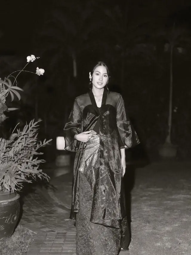 Tampilan Magis Maudy Ayunda Bacakan Puisi Perjalanan Cinta Habibie Ainun dengan Kebaya Tembus Pandang