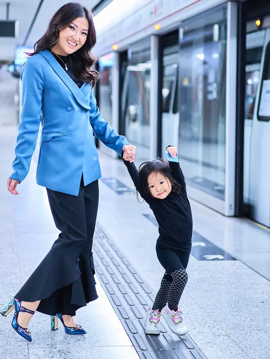 Selanjutnya adalah saat Sarwendah dan keluarga kecilnya liburan ke Jepang  beberapa waktu lalu. Sarwendah tetap tampil hits dengan gaya yang terkesan sedikit formal ini. (Instagram/sarwendah29)