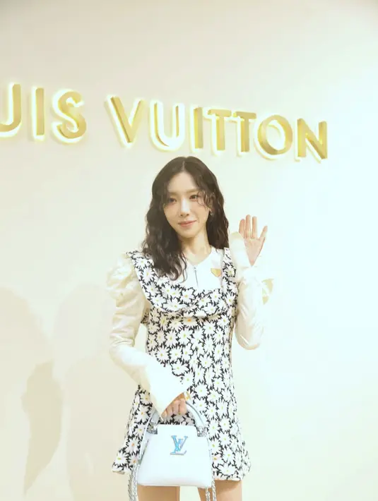 Taeyeon kenakan tutfit minimalis terlihat feminin berkat mini dress U-Neck bermotif bunga bernuansa hitam putih. [Foto: ISTIMEWA]