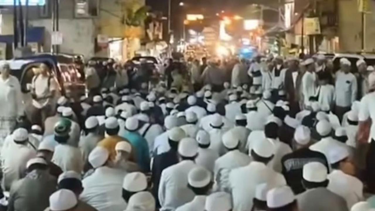 Subhanallah, Jemaah Masjid An-Nur Empang Bogor Membludak Hingga ke Jalan, Netizen 'Enak Banget yang Salat di dalem Alfa Adem