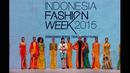 Desainer Priscilla Saputro berjalan di atas catwalk usai menampilkan sejumlah busana terbaru hasil karyanya dalam ajang Indonesia Fashion Week 2015 di JCC Senayan, Jakarta, Sabtu (28/2). (Liputan6.com/Panji Diksana)