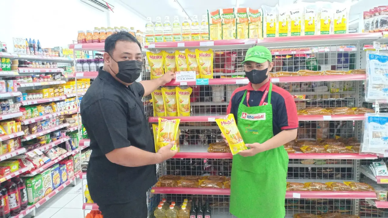Minyak goreng satu harga Surabaya